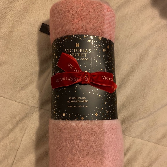 VICTORIA'S SECRET Plush Scarf (Pink) - Picture 1 of 6